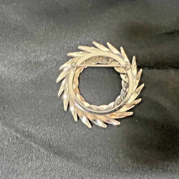 Vintage silvertone pin brooch circle leaf or wreath - Picture 2 of 4